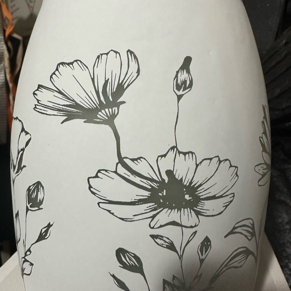 Scentsy White and Black Floral Wax Warmer - Picture 2 of 6